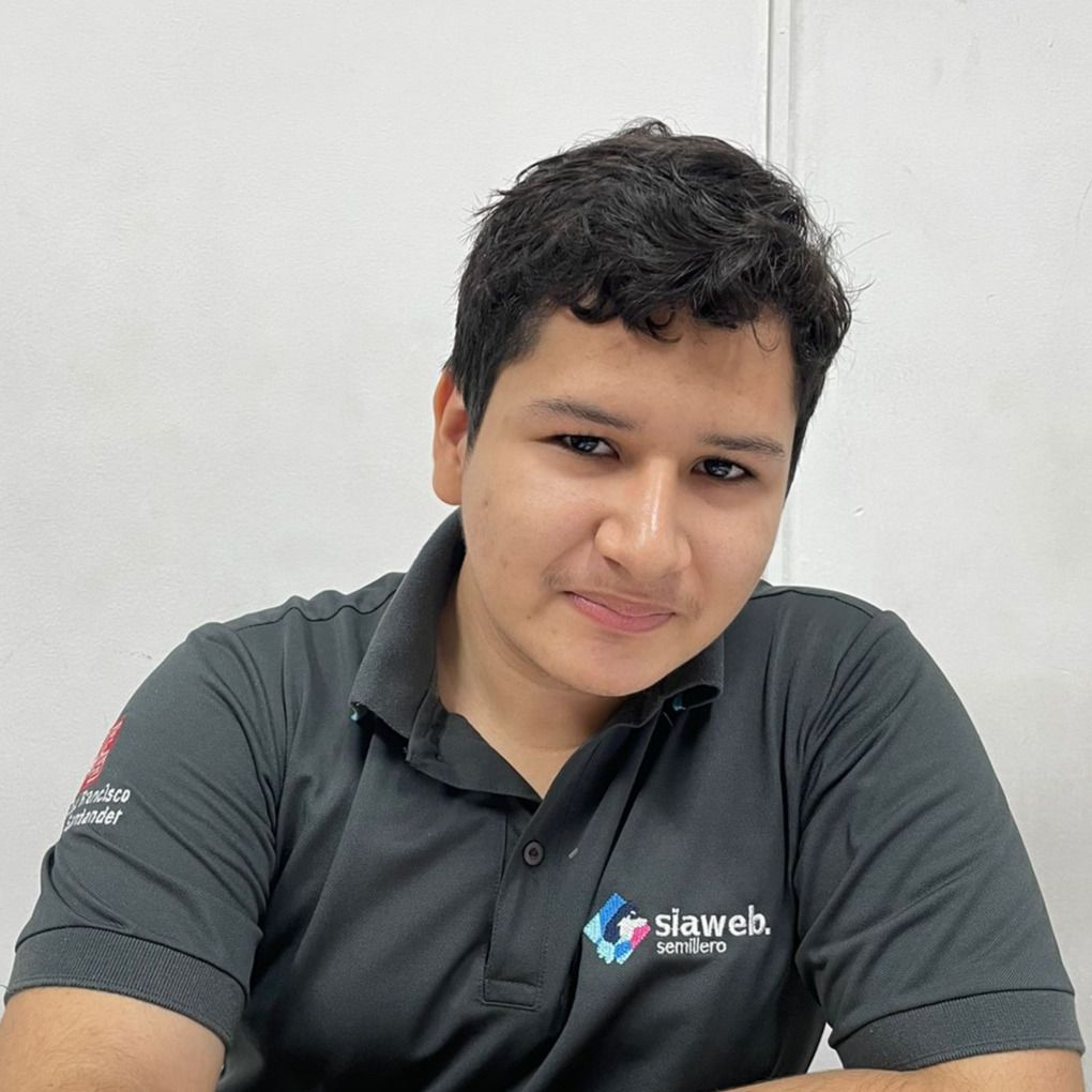 Retrato de Juan Afanador, usando la camisa de SIAWEB.